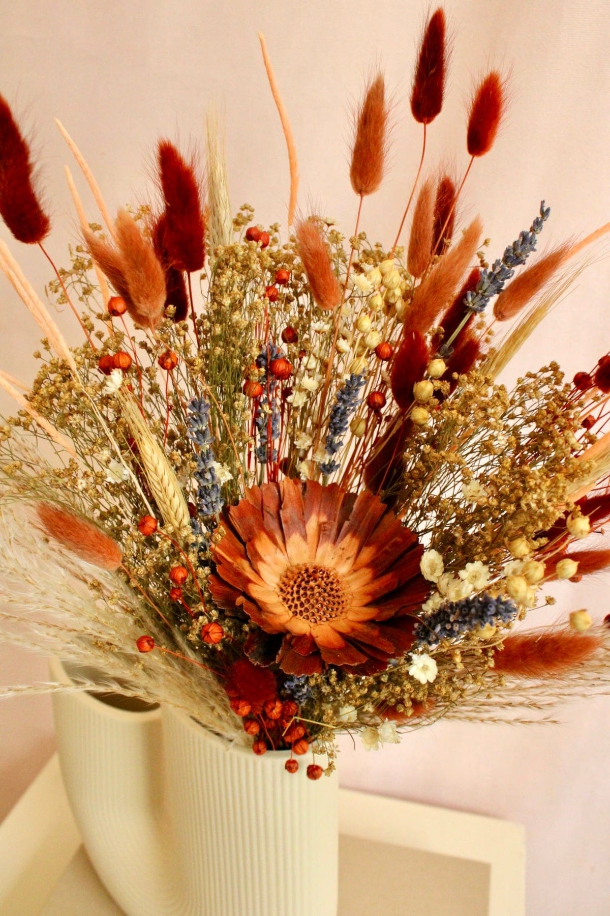 Vasenglück Trockenblumen mit Broom Bloom in Natur Gelb Trockenblumenstrauss „No. 102“ mit Protea und Lavendel