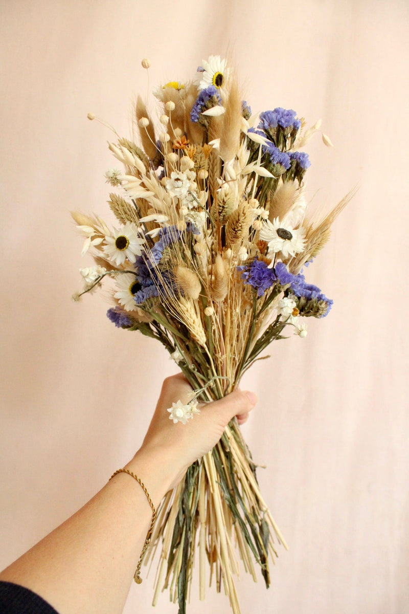 Vasenglück Trockenblumen Trockenblumenstrauss „No. 98“ in Cremeweiss & Blau mit Strandflieder