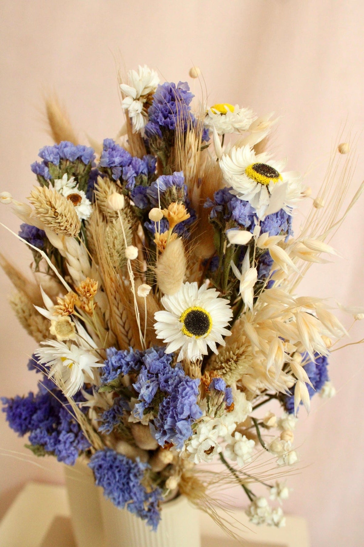 Vasenglück Trockenblumen Trockenblumenstrauss „No. 98“ in Cremeweiss & Blau mit Strandflieder