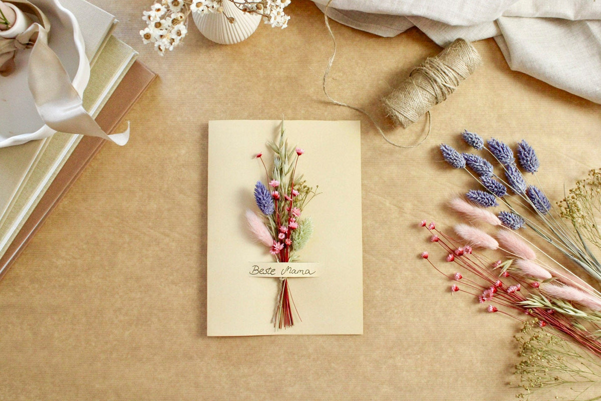 DIY-Grußkarte mit Trockenblumen – Geschenkidee für besondere Anlässe – Vasenglück