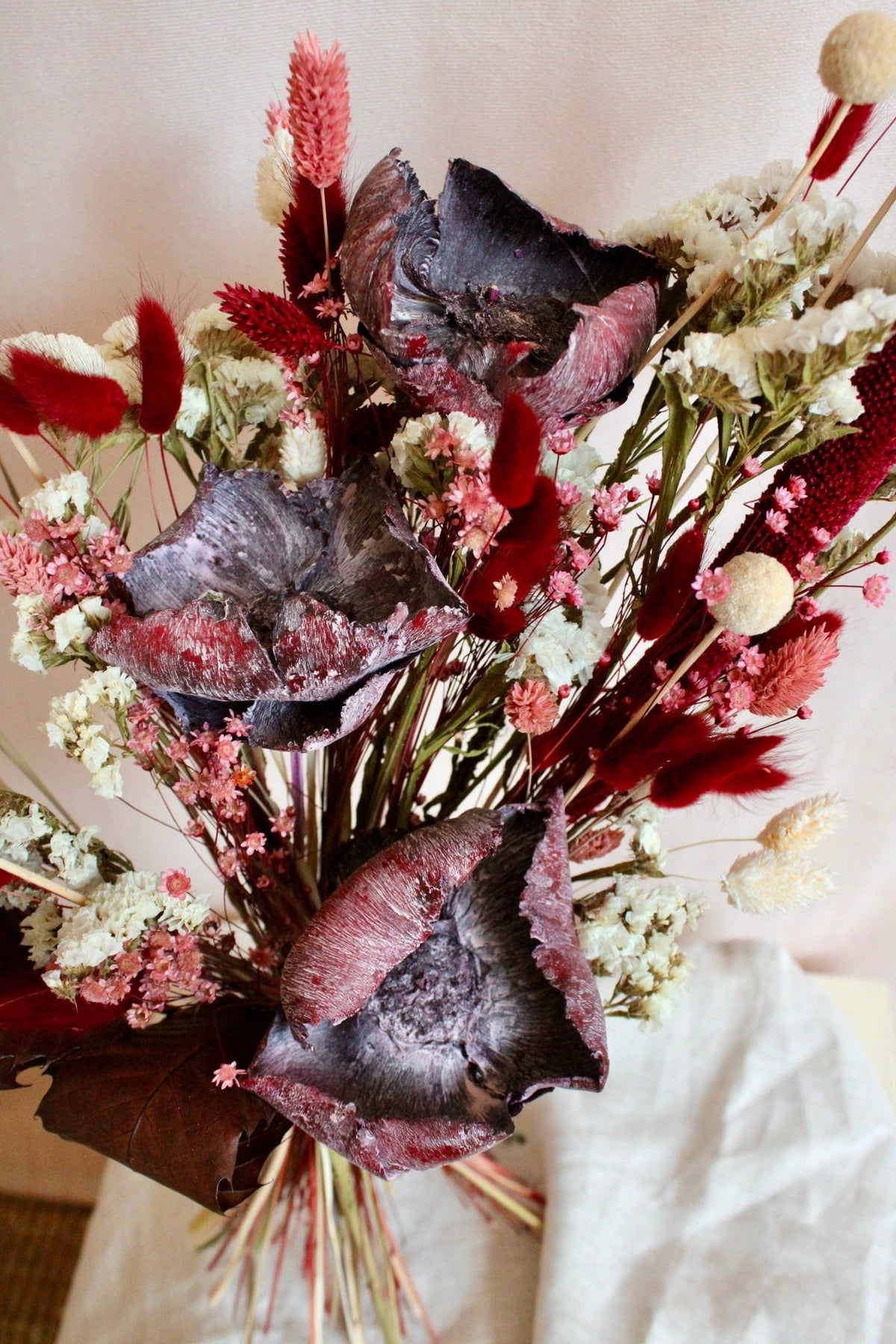Vasenglück Trockenblumen Trockenblumenstrauss „No. 109“ in Dunkelrot, Rosa & Cremeweiss