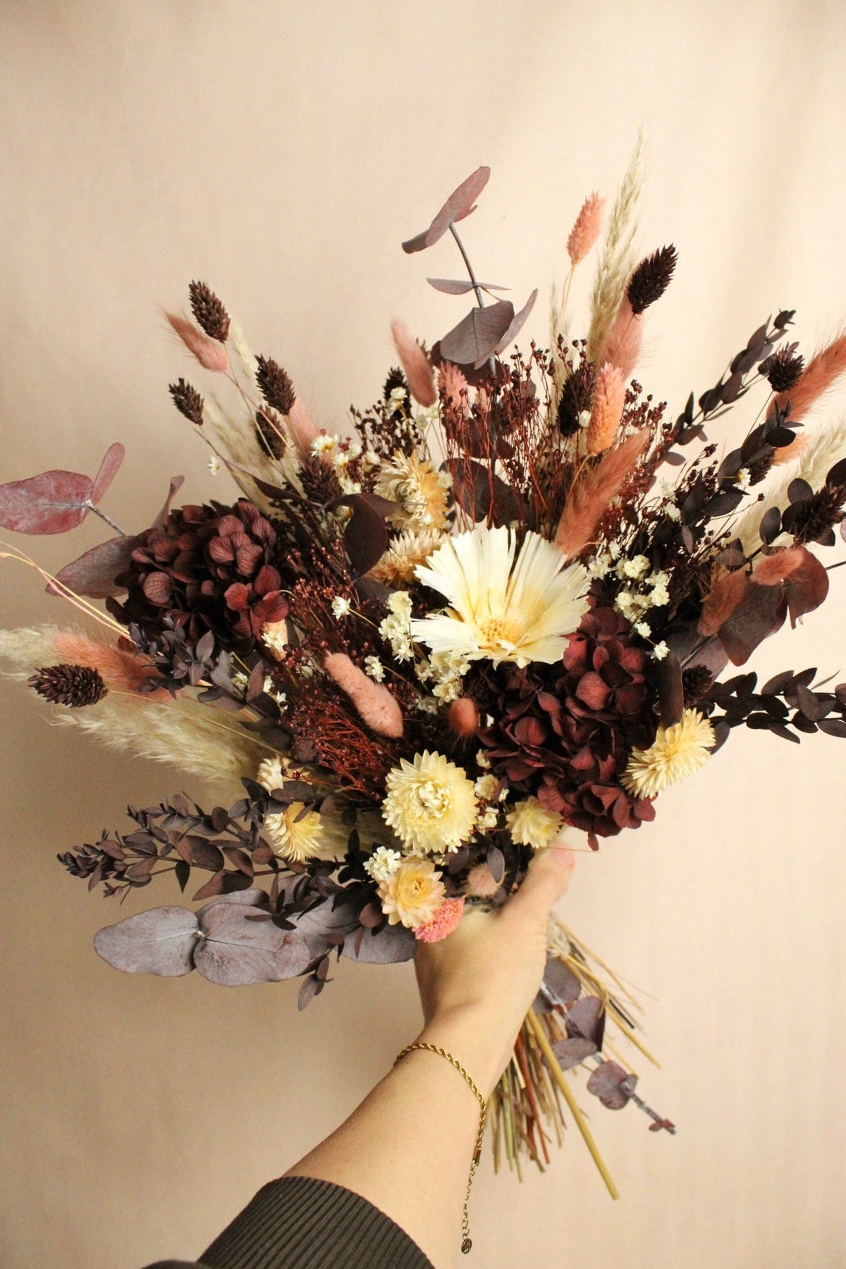 Vasenglück Trockenblumen Trockenblumenstrauss „No. 110“ in Dunkelrot & Creme mit Hortensie & Eukalyptus