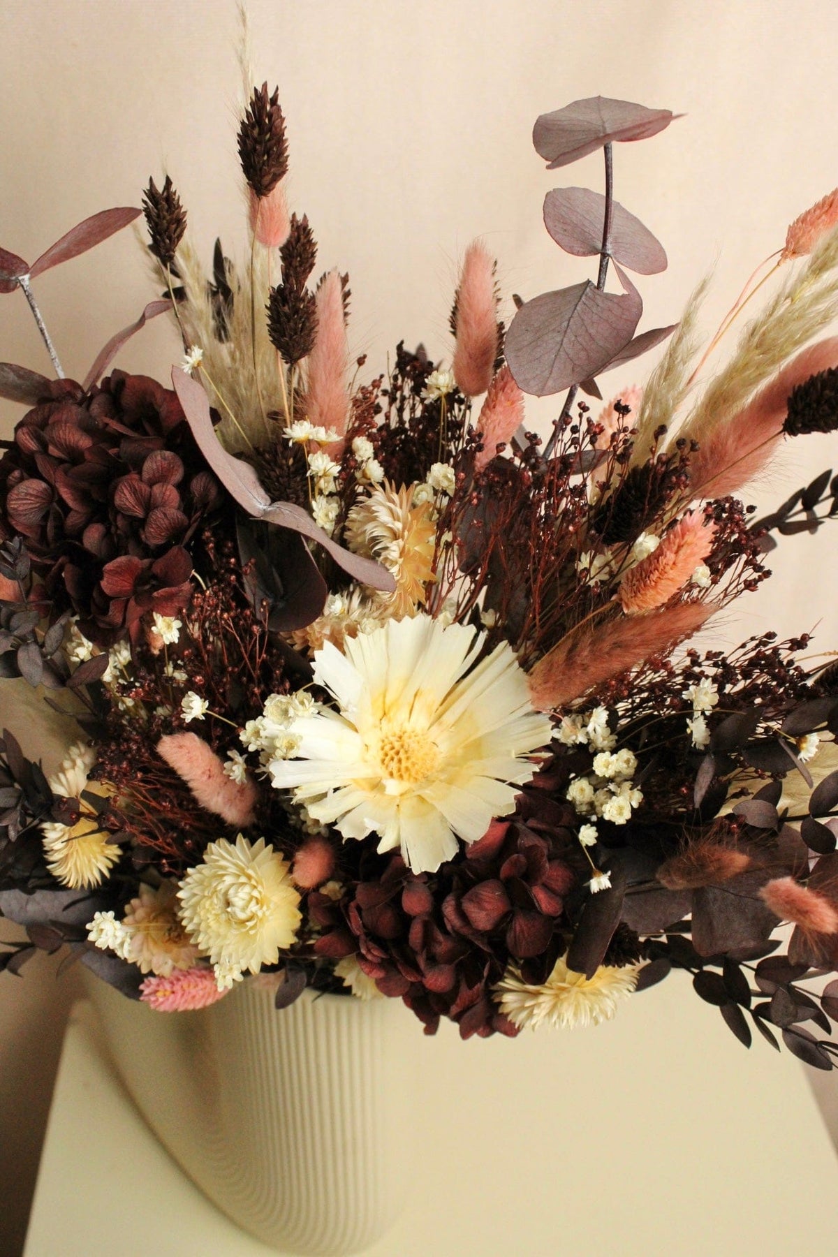 Vasenglück Trockenblumen Trockenblumenstrauss „No. 110“ in Dunkelrot & Creme mit Hortensie & Eukalyptus