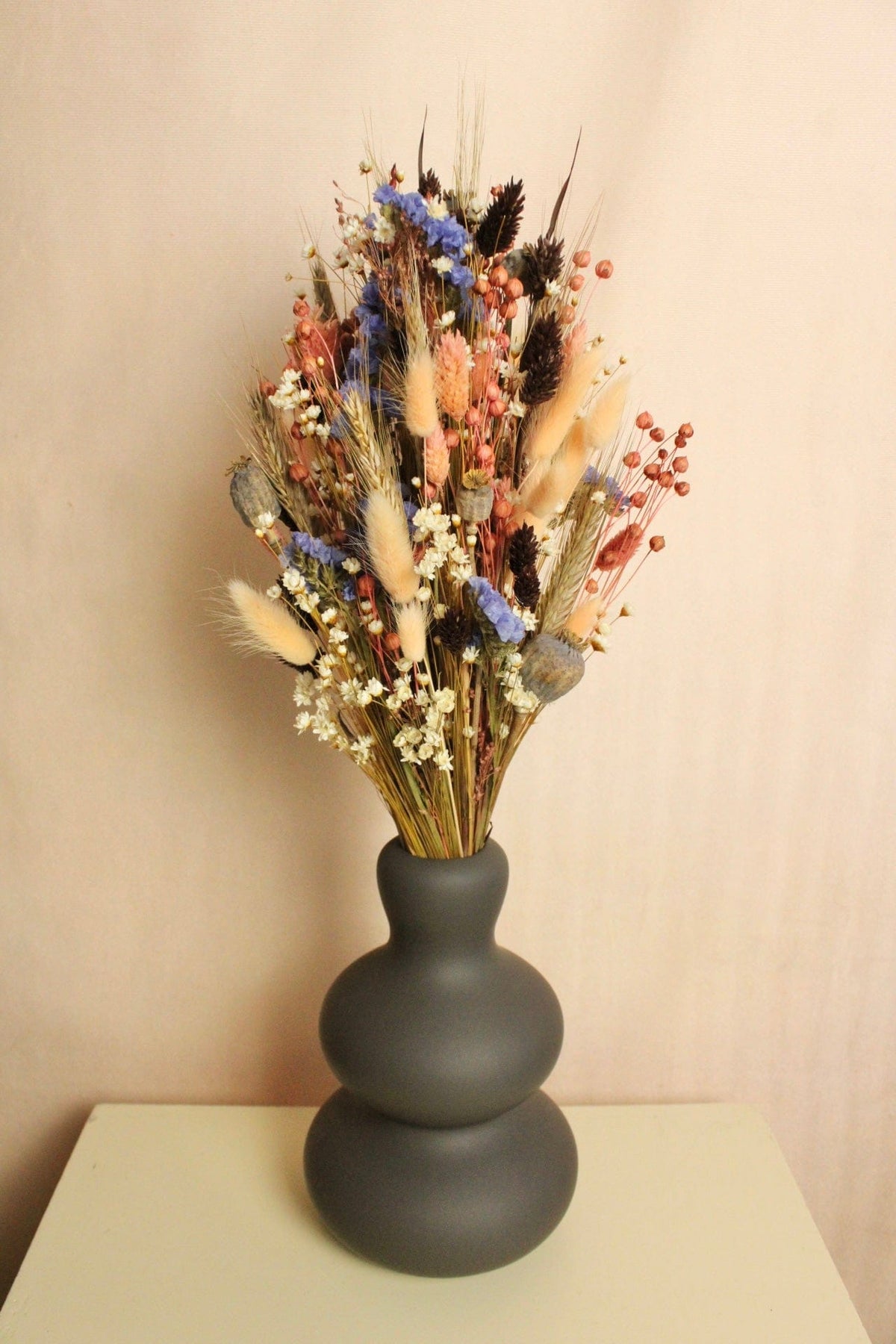 Vasenglück Trockenblumen Trockenblumenstrauss „No. 114“ in Apricot & Blau mit Mohn & Strandflieder