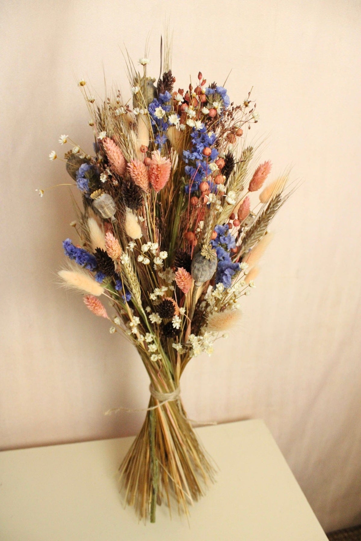 Vasenglück Trockenblumen Trockenblumenstrauss „No. 114“ in Apricot & Blau mit Mohn & Strandflieder