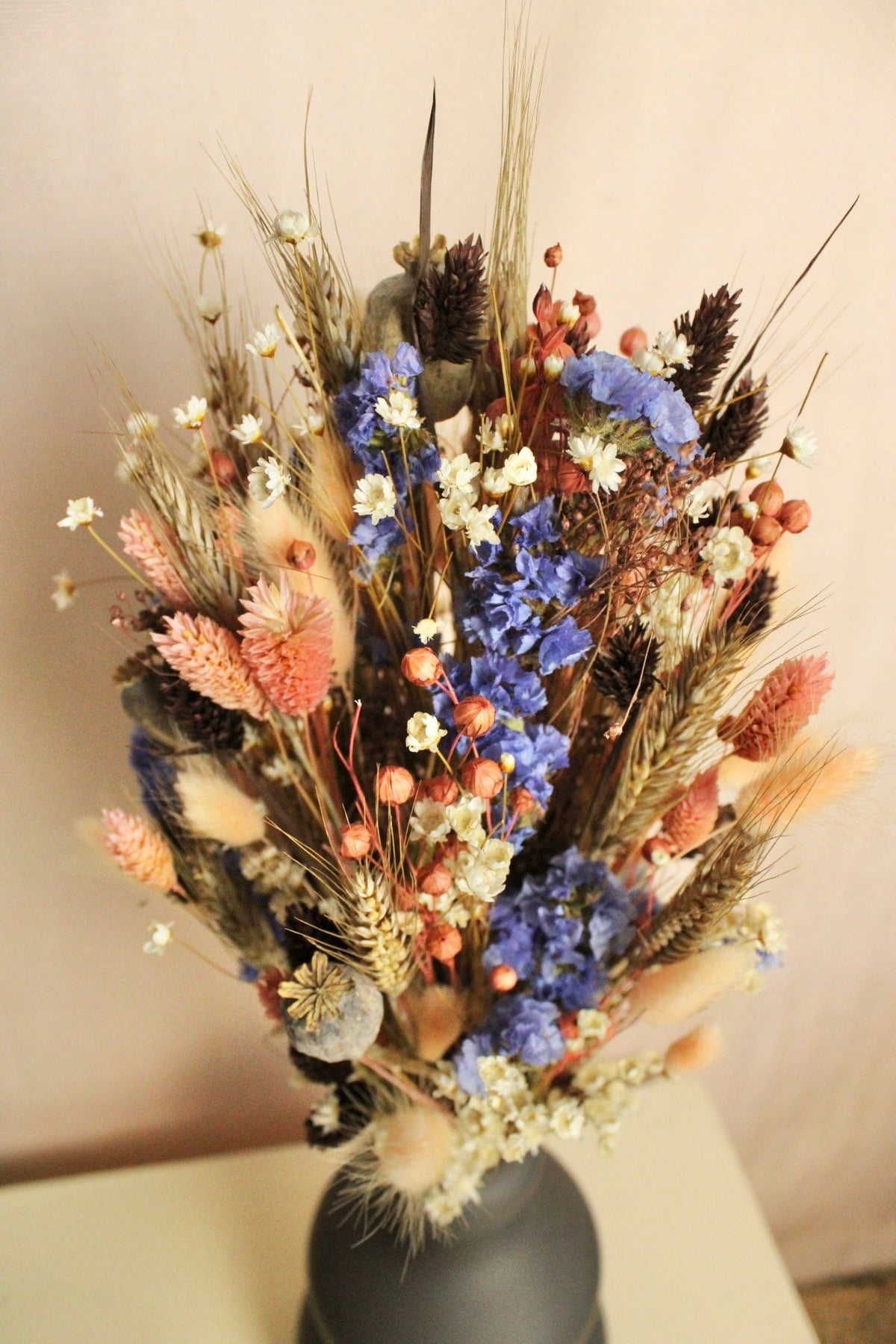 Vasenglück Trockenblumen Trockenblumenstrauss „No. 114“ in Apricot & Blau mit Mohn & Strandflieder