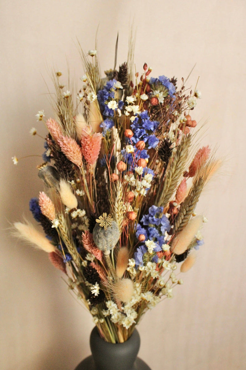 Vasenglück Trockenblumen Trockenblumenstrauss „No. 114“ in Apricot & Blau mit Mohn & Strandflieder