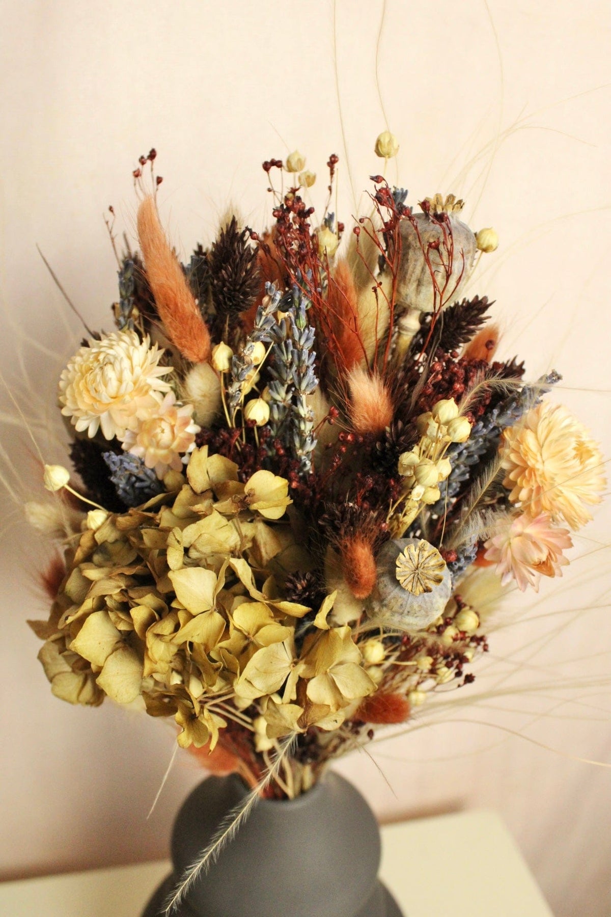 Vasenglück Trockenblumen Trockenblumenstrauss „No. 115“ in Braun & Creme mit Mohn & Hortensien