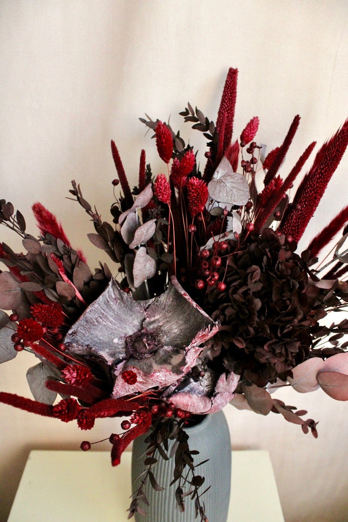 Vasenglück Trockenblumen Trockenblumenstrauss „No. 120“ in Dunkelrot mit Hortensie & Eukalyptus