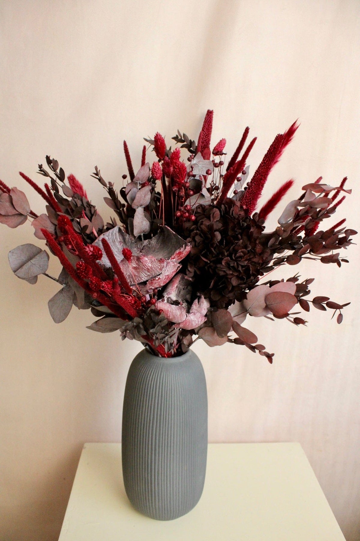 Vasenglück Trockenblumen Trockenblumenstrauss „No. 120“ in Dunkelrot mit Hortensie & Eukalyptus