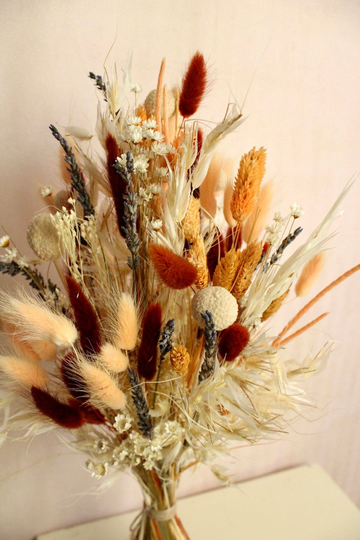 Vasenglück Trockenblumen Trockenblumenstrauss „No. 126“ in Apricot & Cremeweiss mit Lavendel