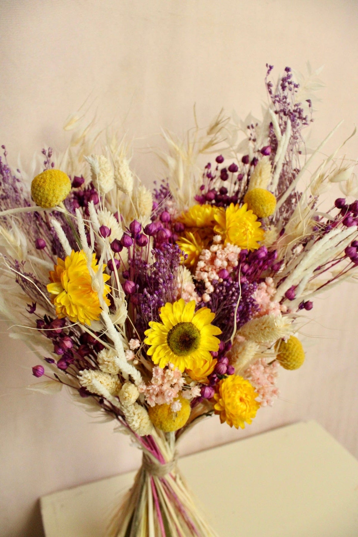 Vasenglück Trockenblumen Trockenblumenstrauss „No. 127“ in Gelb & Lila mit Strohblumen