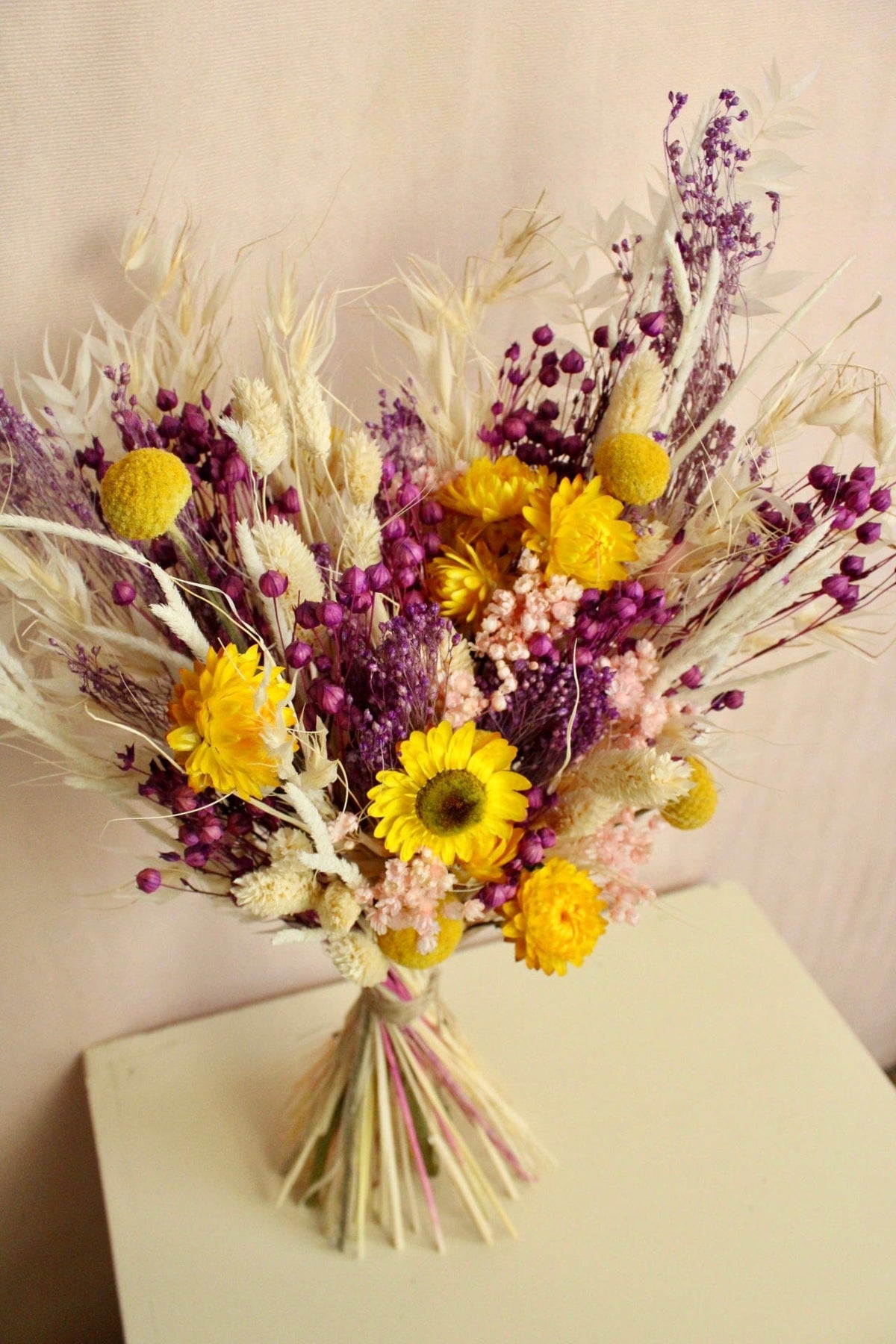 Vasenglück Trockenblumen Trockenblumenstrauss „No. 127“ in Gelb & Lila mit Strohblumen