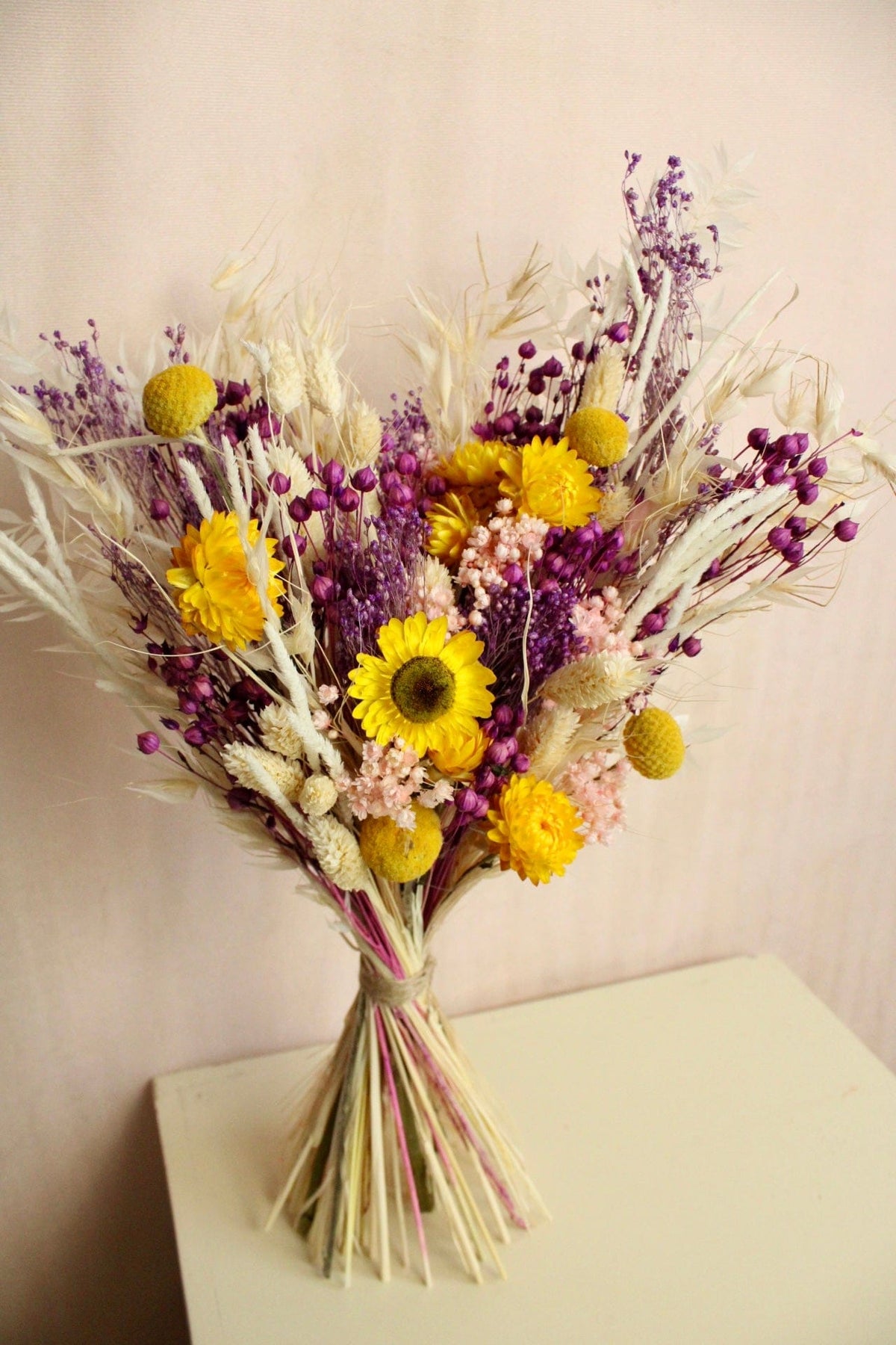 Vasenglück Trockenblumen Trockenblumenstrauss „No. 127“ in Gelb & Lila mit Strohblumen