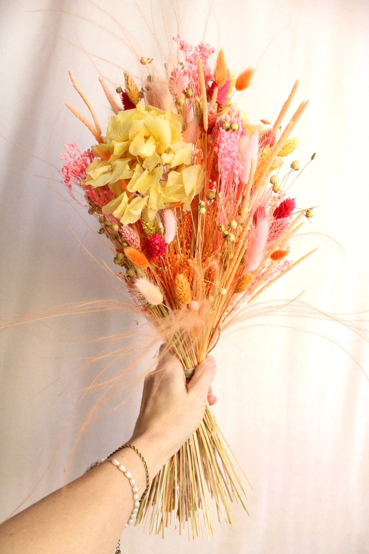 Vasenglück Trockenblumen Trockenblumenstrauss „No. 134“ in Gelb und Orange mit Hortensien