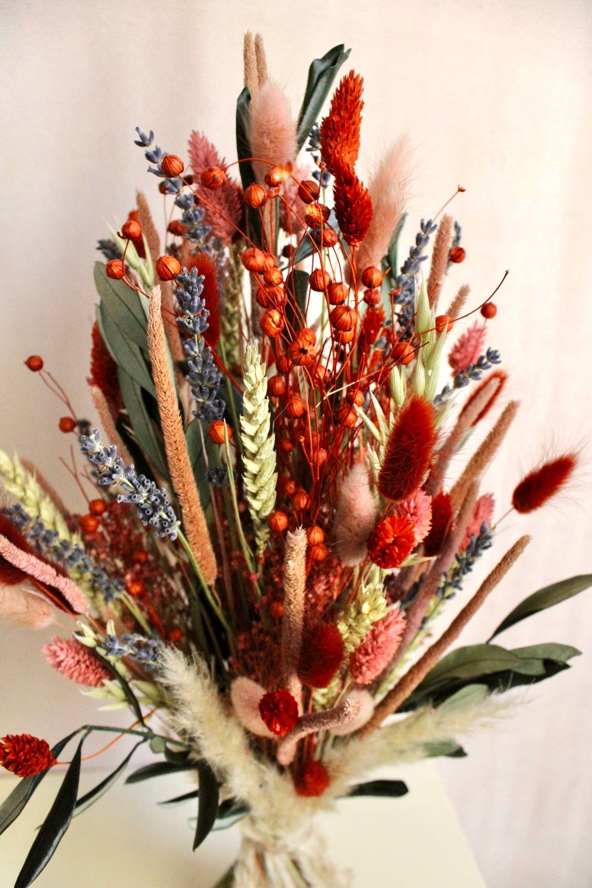 Vasenglück Trockenblumen Trockenblumenstrauss „No. 135“ in Orange und Rosa mit Pampasgras