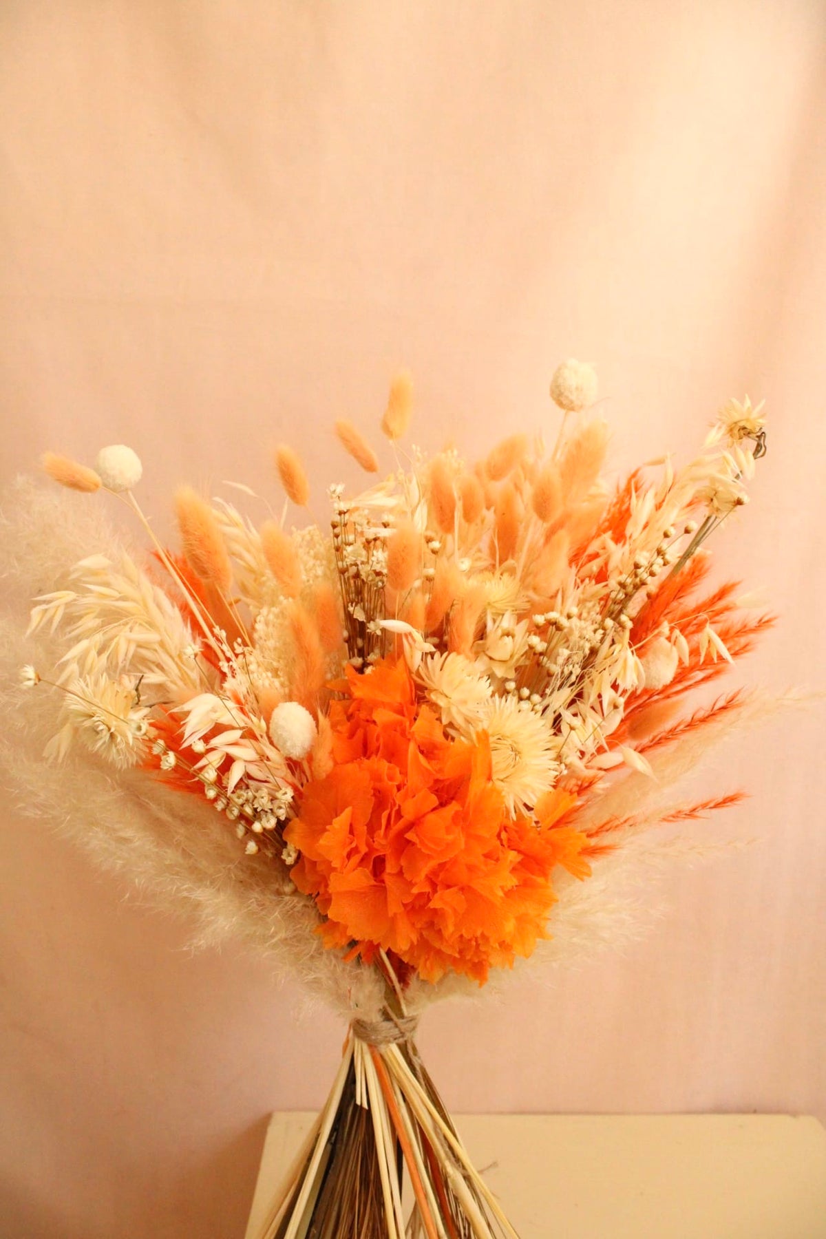 Vasenglück Trockenblumen Trockenblumenstrauss „No. 144“ in Creme & Orange mit Pampasgras & Hortensie