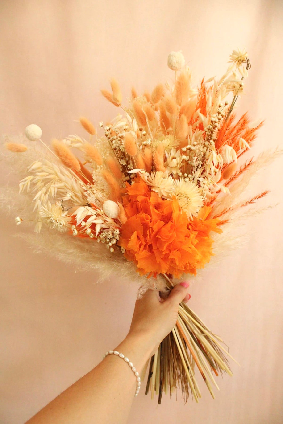 Vasenglück Trockenblumen Trockenblumenstrauss „No. 144“ in Creme & Orange mit Pampasgras & Hortensie