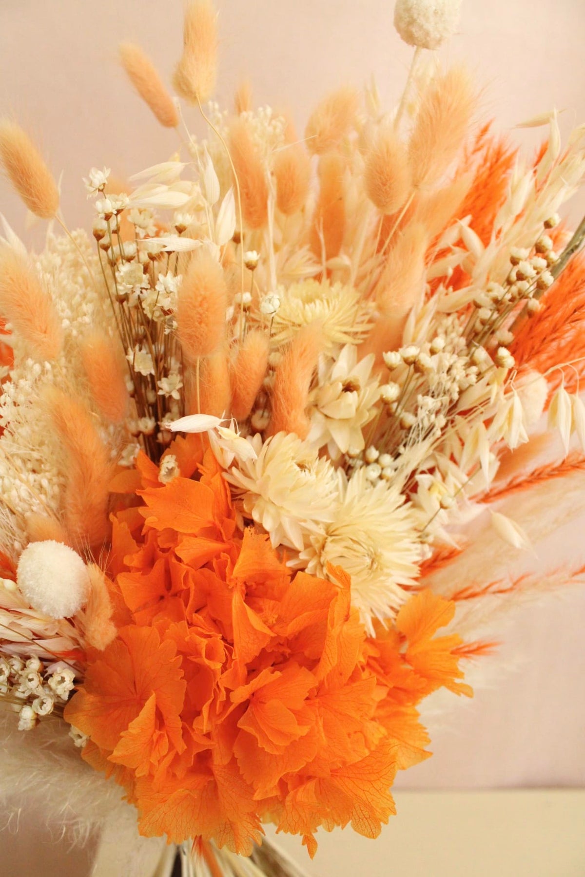 Vasenglück Trockenblumen Trockenblumenstrauss „No. 144“ in Creme & Orange mit Pampasgras & Hortensie