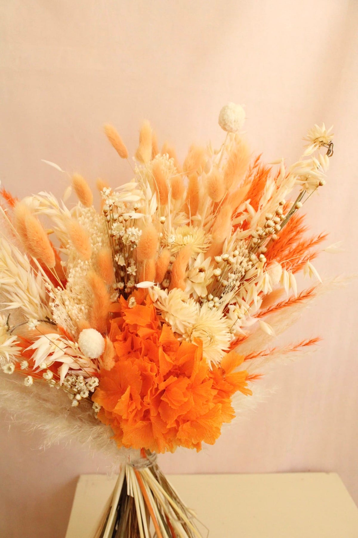 Vasenglück Trockenblumen Trockenblumenstrauss „No. 144“ in Creme & Orange mit Pampasgras & Hortensie