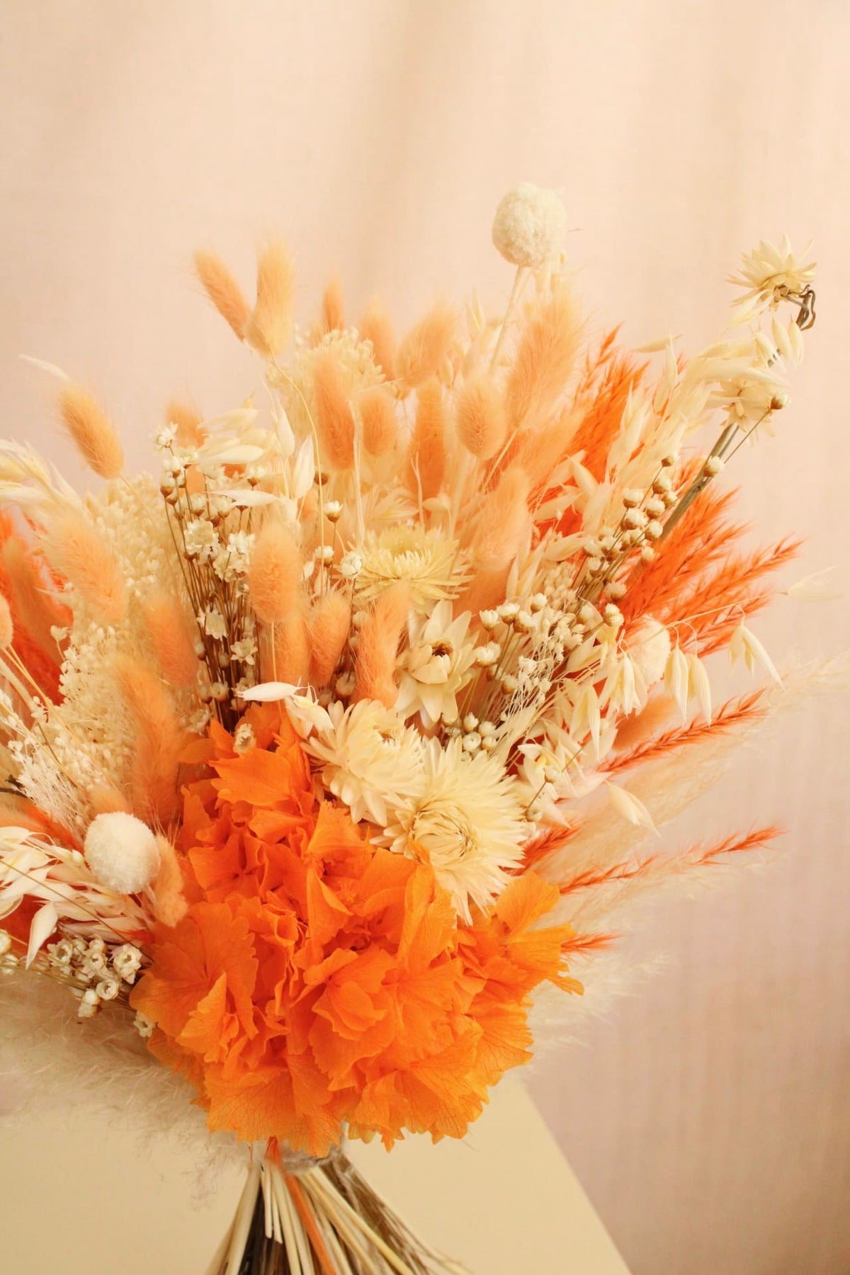 Vasenglück Trockenblumen Trockenblumenstrauss „No. 144“ in Creme & Orange mit Pampasgras & Hortensie