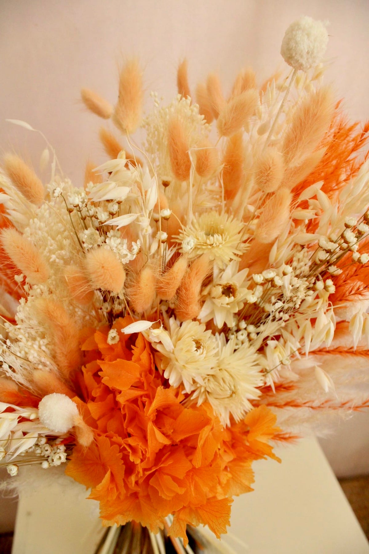 Vasenglück Trockenblumen Trockenblumenstrauss „No. 144“ in Creme & Orange mit Pampasgras & Hortensie