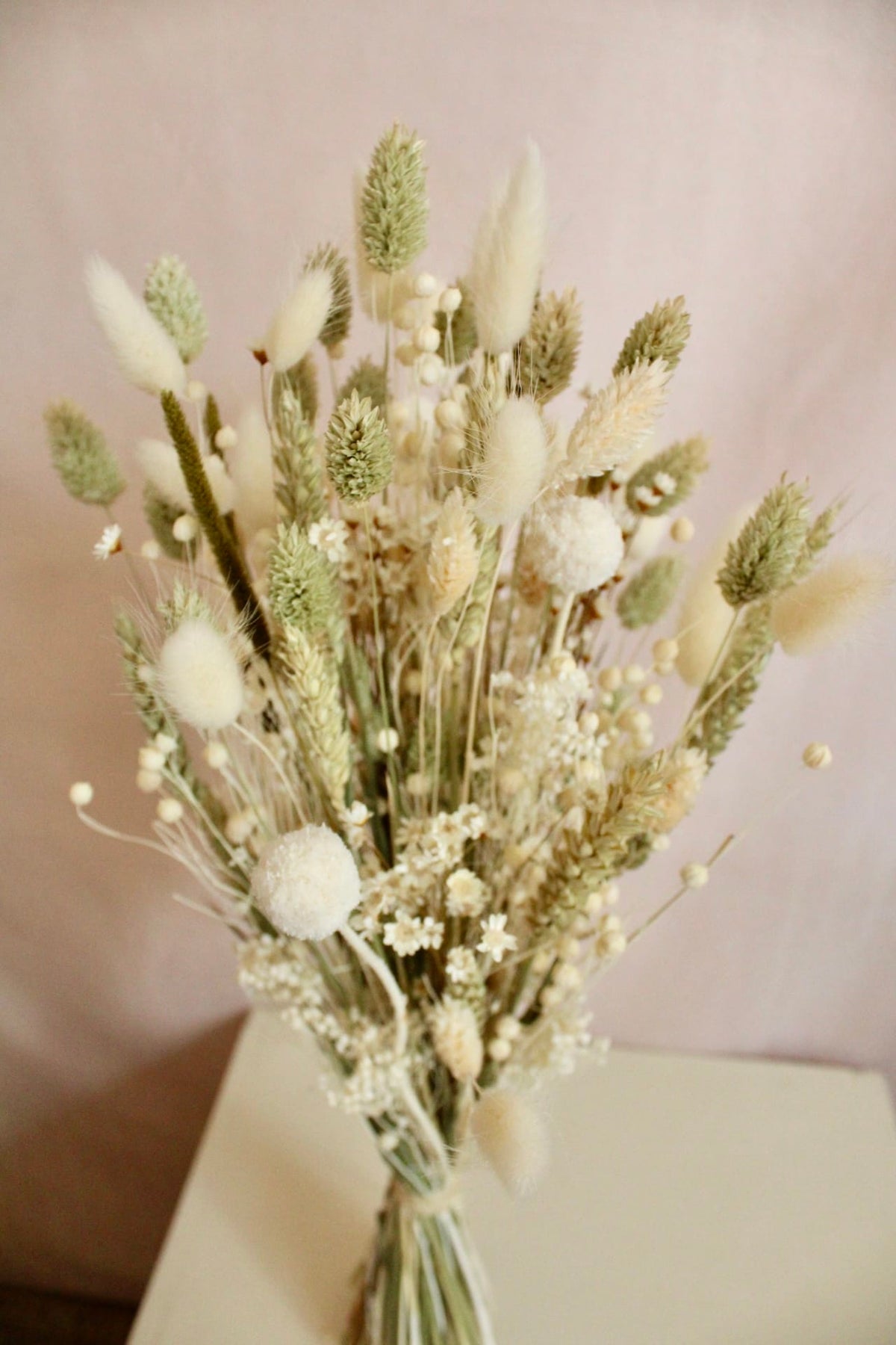 Vasenglück Trockenblumen Trockenblumenstrauss „No. 146“ Hellgrün und Cremweiss mit Glixia und Craspedia