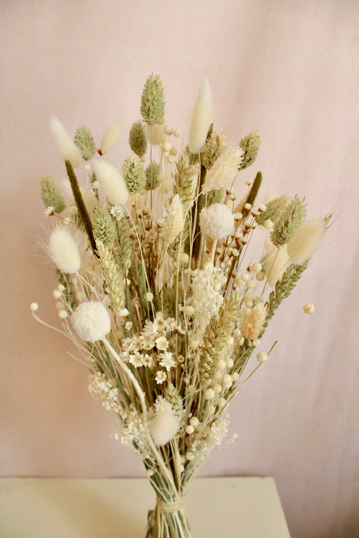 Vasenglück Trockenblumen Trockenblumenstrauss „No. 146“ Hellgrün und Cremweiss mit Glixia und Craspedia