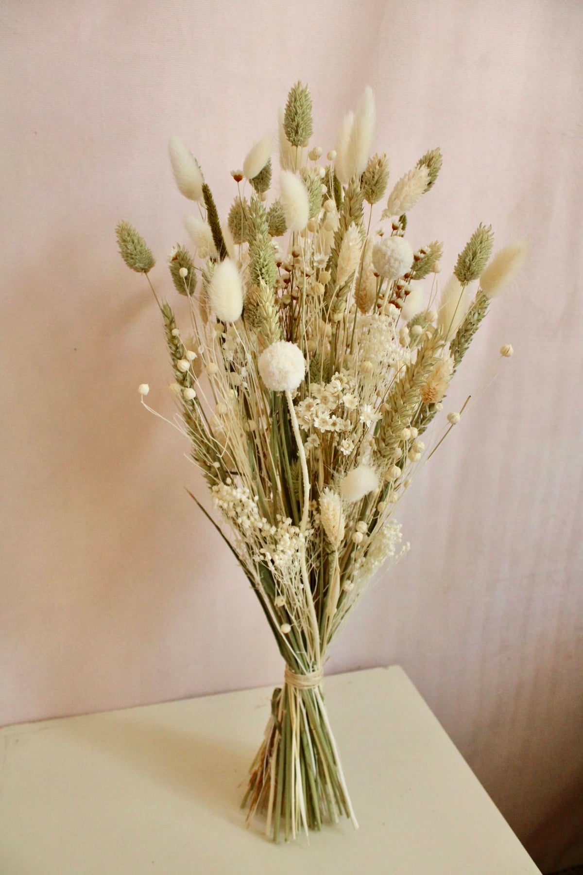 Vasenglück Trockenblumen Trockenblumenstrauss „No. 146“ Hellgrün und Cremweiss mit Glixia und Craspedia