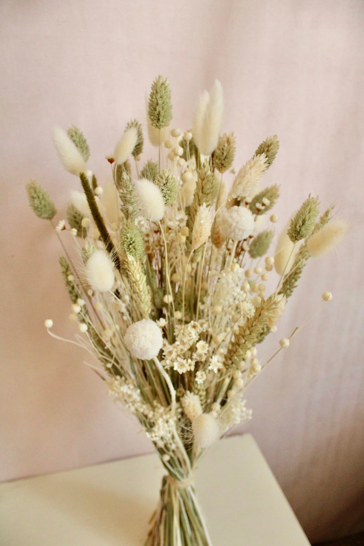 Vasenglück Trockenblumen Trockenblumenstrauss „No. 146“ Hellgrün und Cremweiss mit Glixia und Craspedia