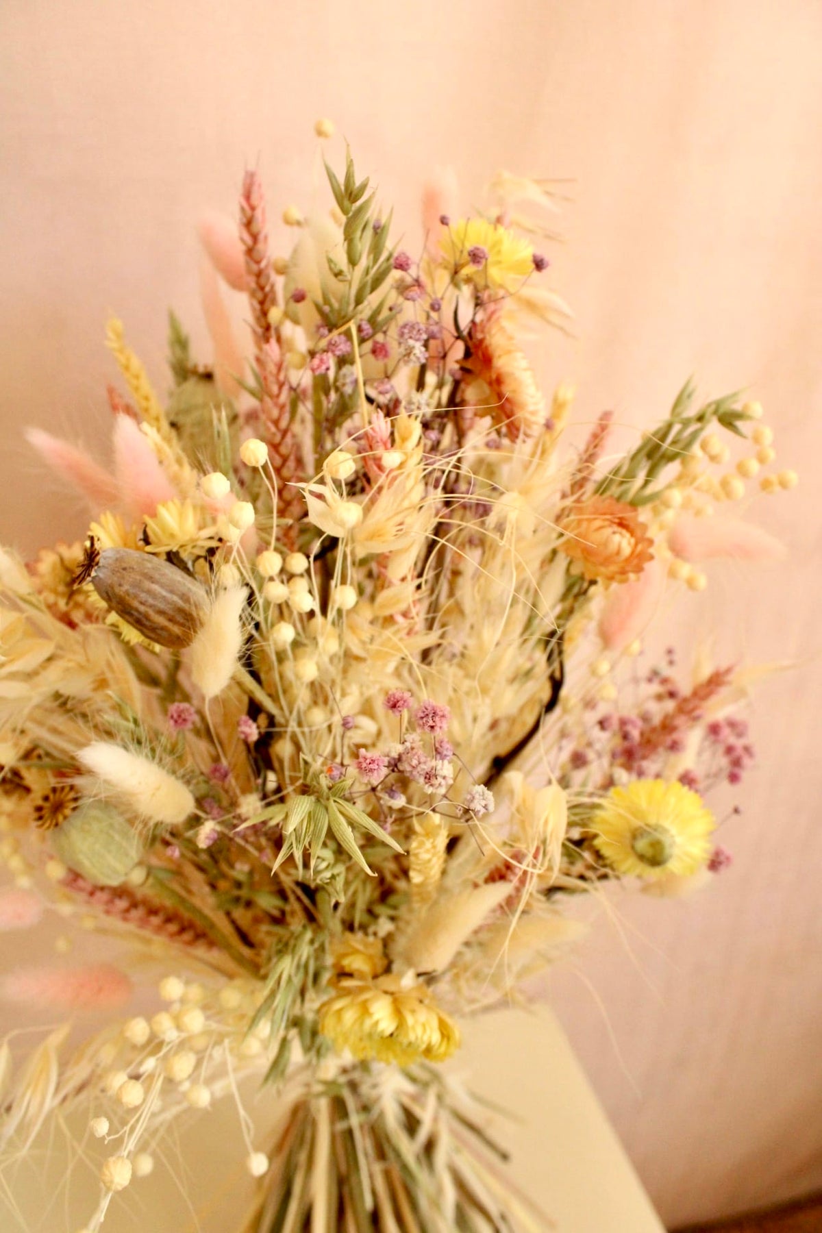 Vasenglück Trockenblumen Trockenblumenstrauss „No. 151“ Pastell Rosa & Gelb mit Strohblumen & Mohnkapseln