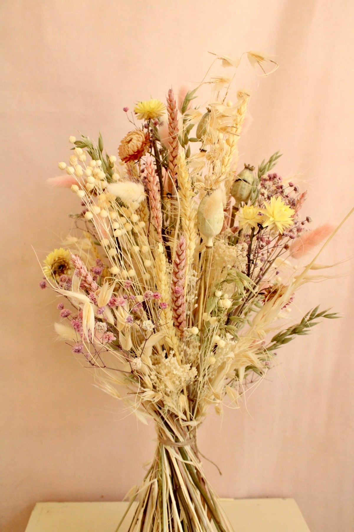 Vasenglück Trockenblumen Trockenblumenstrauss „No. 151“ Pastell Rosa & Gelb mit Strohblumen & Mohnkapseln