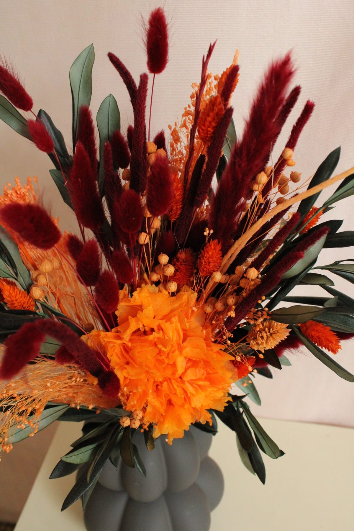 Vasenglück Trockenblumen Trockenblumenstrauss „No. 153“ in Dunkelrot & Orange mit Hortensie & Olivenzweigen