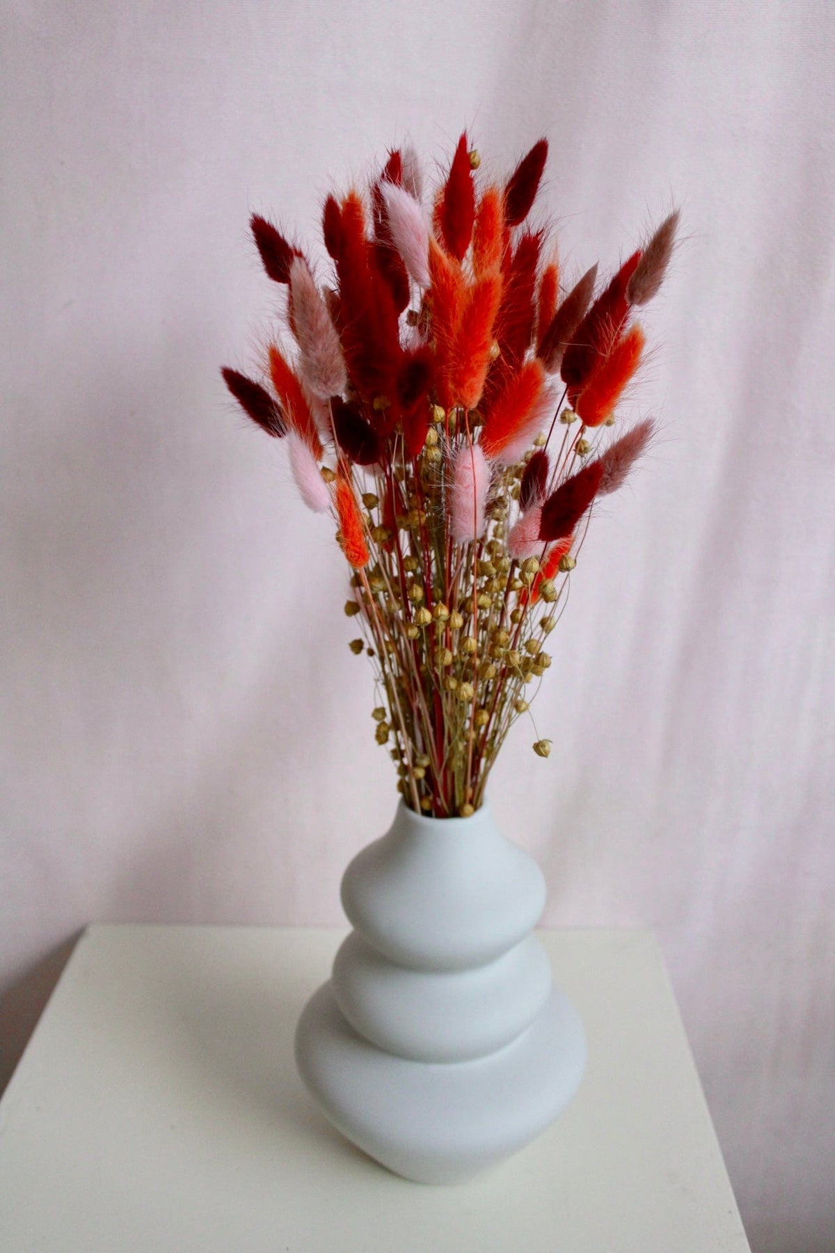 Vasenglück Trockenblumen Trockenblumenstrauss „No. 65“ mit Lagurus in Rot, Rosa & Orange