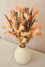 Vasenglück Trockenblumen Trockenblumenstrauß „No. 7“ in Apricot mit Lavendel