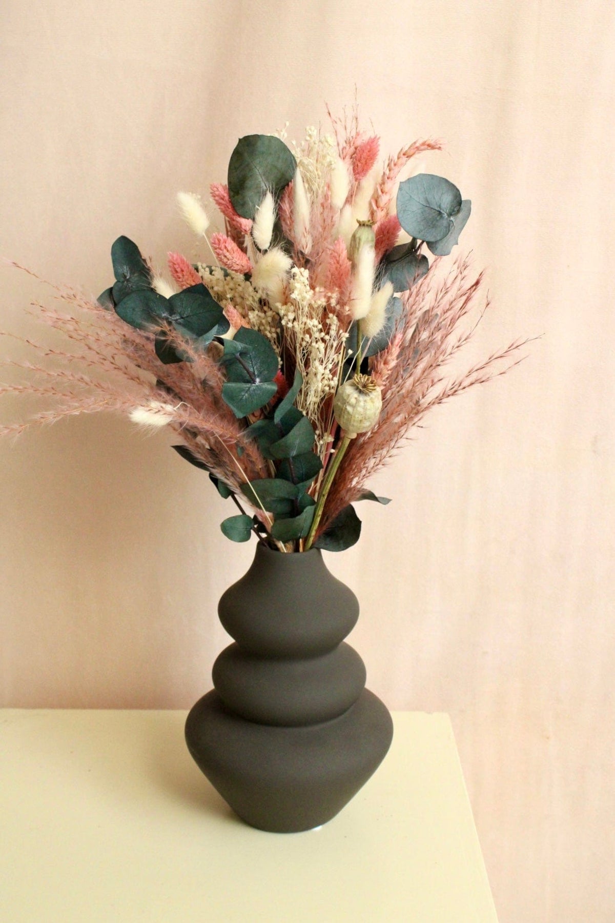 Vasenglück Trockenblumen Strauß mit Vase Greige (+33.00€) Trockenblumenstrauss „No. 76“ Eukalyptus & Mohn in Rosa & Creme