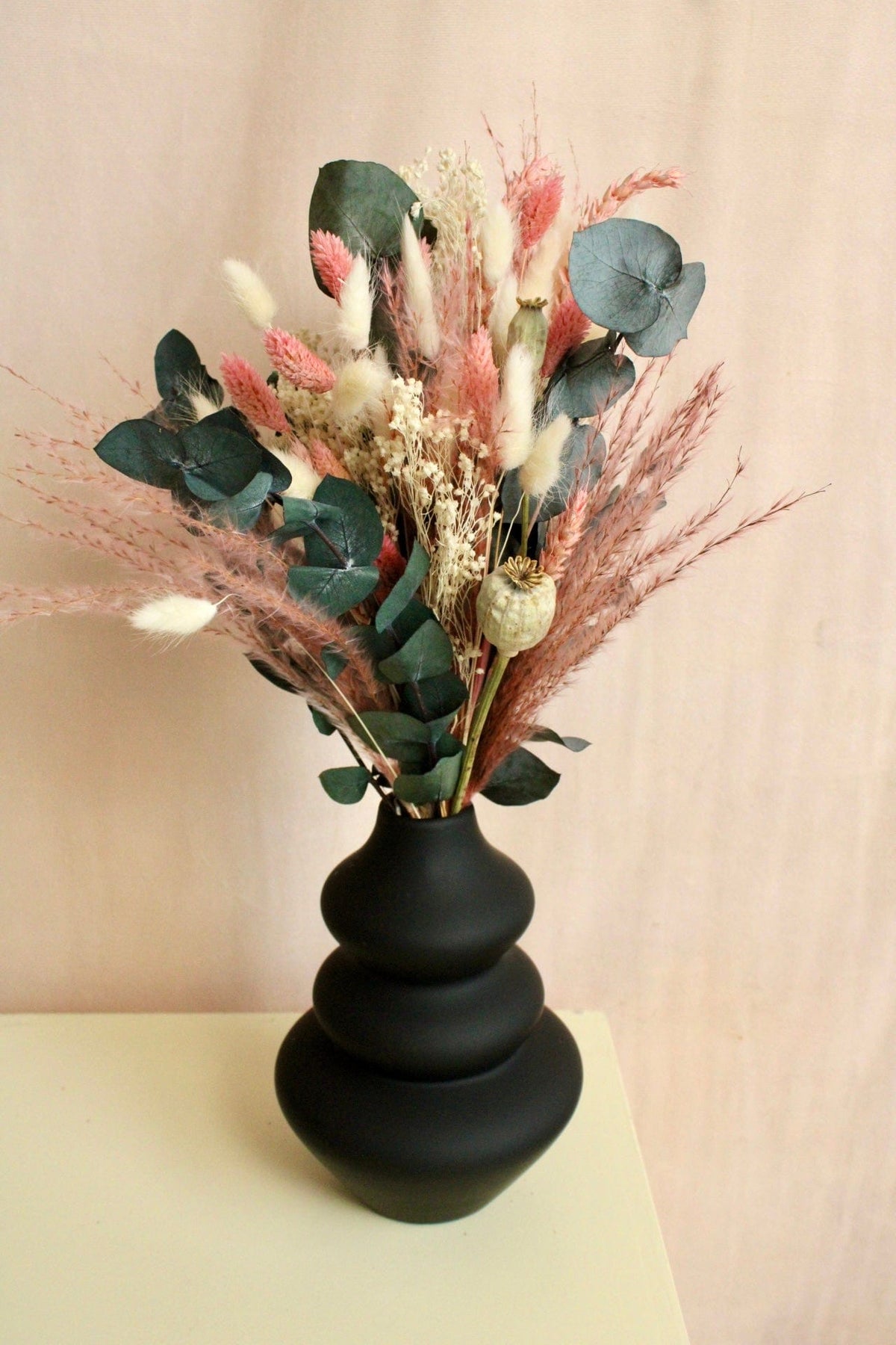 Vasenglück Trockenblumen Strauß mit Vase Schwarz (+33.00€) Trockenblumenstrauss „No. 76“ Eukalyptus & Mohn in Rosa & Creme