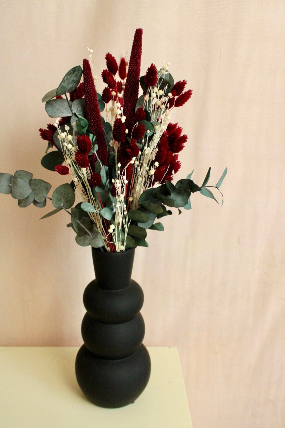 Vasenglück Trockenblumen Strauß mit Vase (+35.00€) Trockenblumenstrauss „No. 77“ Dunkelrot mit Eukalyptus