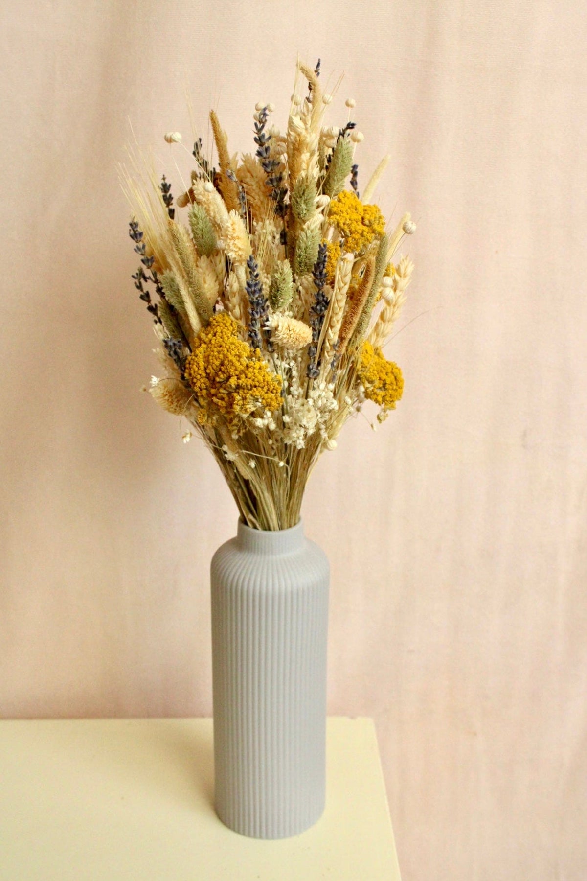 Vasenglück Trockenblumen Strauß mit Vase (+28.00€) Trockenblumenstrauss „No. 79“ Gelb mit Lavendel