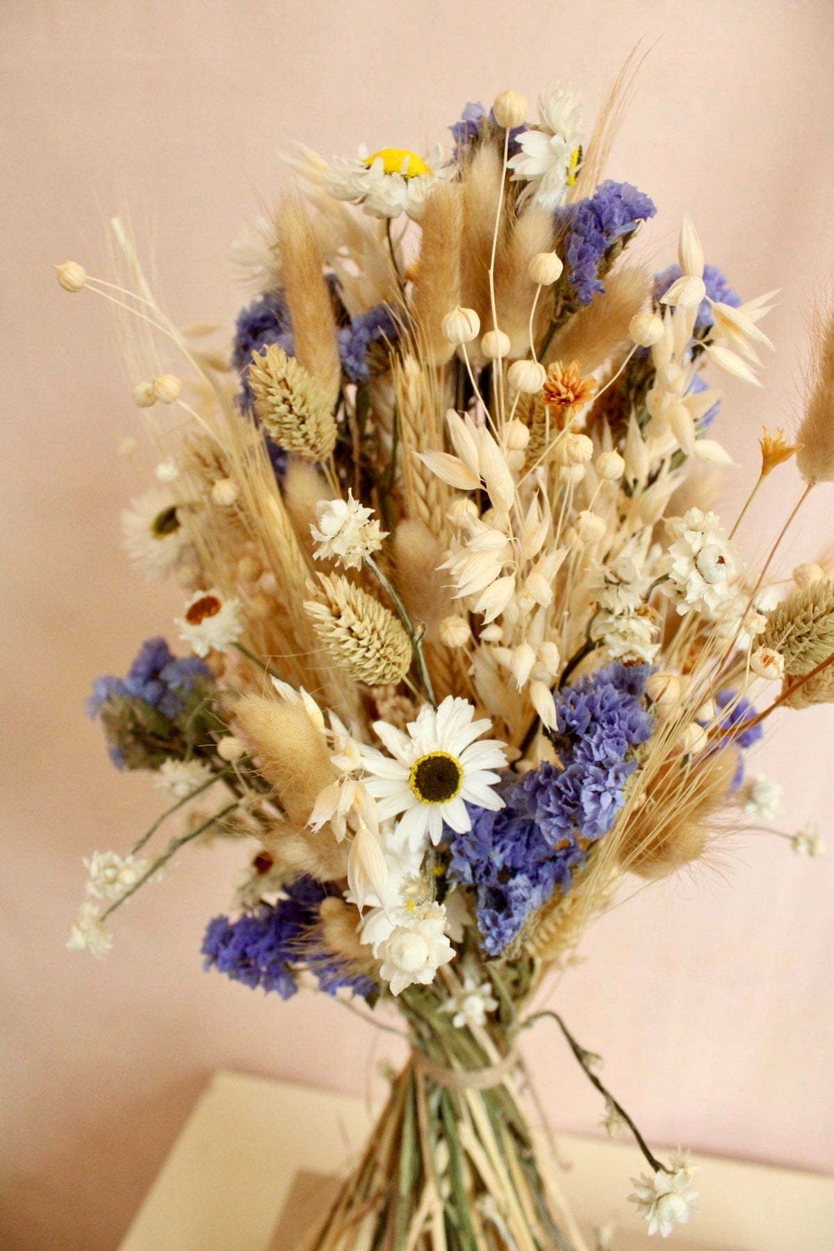 Vasenglück Trockenblumen Trockenblumenstrauss „No. 98“ in Cremeweiss & Blau mit Strandflieder