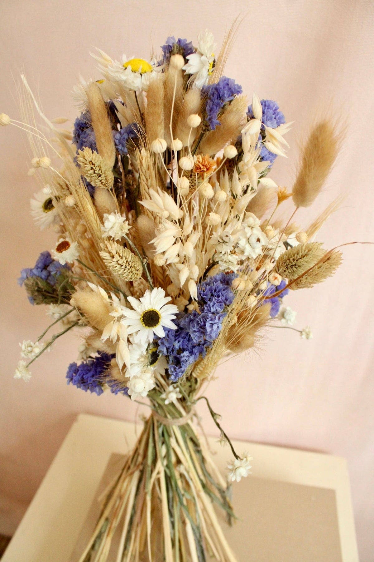 Vasenglück Trockenblumen Trockenblumenstrauss „No. 98“ in Cremeweiss & Blau mit Strandflieder