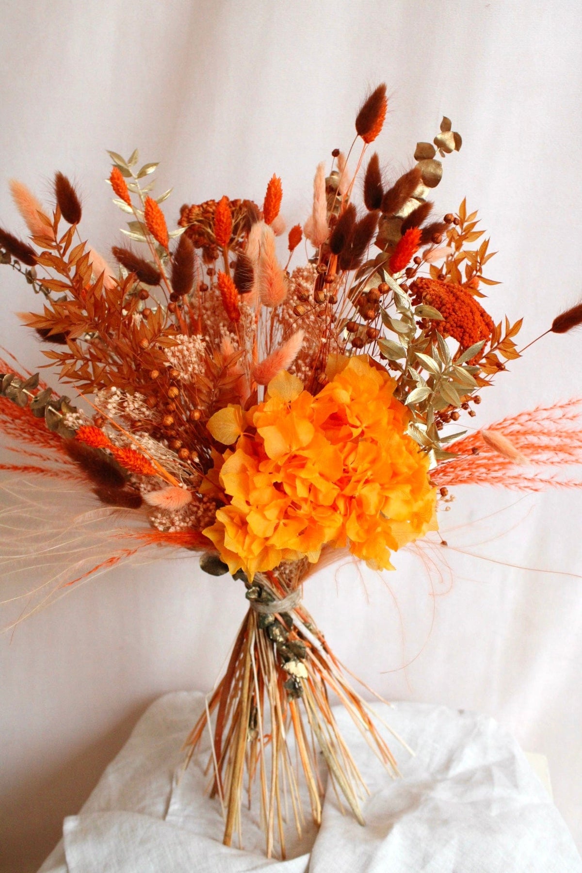 Vasenglück Trockenblumen Trockenblumenstrauss „Showgirl“ in Orange und Gold mit Hortensie