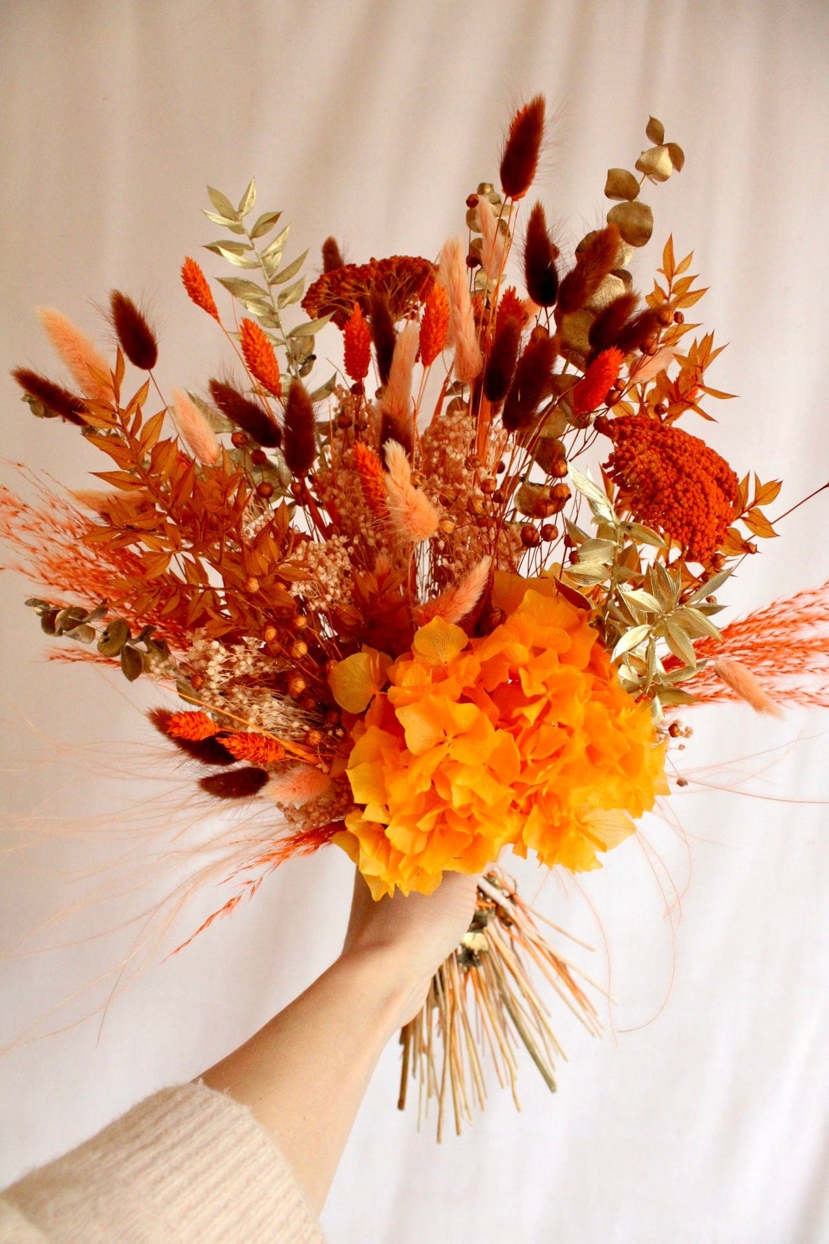 Vasenglück Trockenblumen Trockenblumenstrauss „Showgirl“ in Orange und Gold mit Hortensie