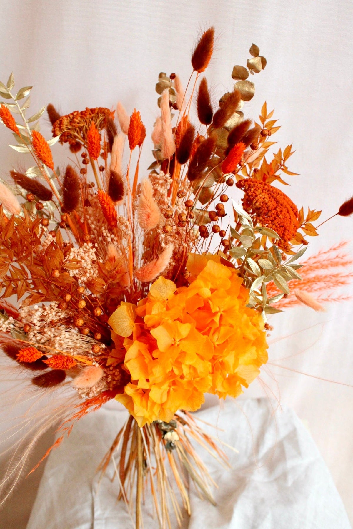 Vasenglück Trockenblumen Trockenblumenstrauss „Showgirl“ in Orange und Gold mit Hortensie