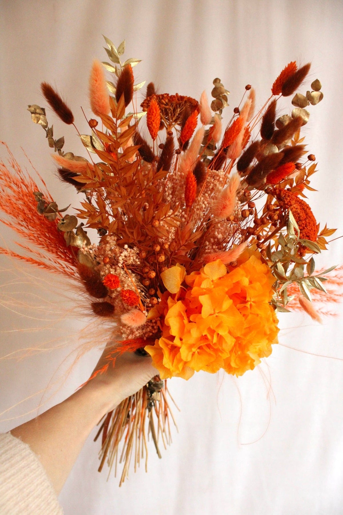 Vasenglück Trockenblumen Trockenblumenstrauss „Showgirl“ in Orange und Gold mit Hortensie