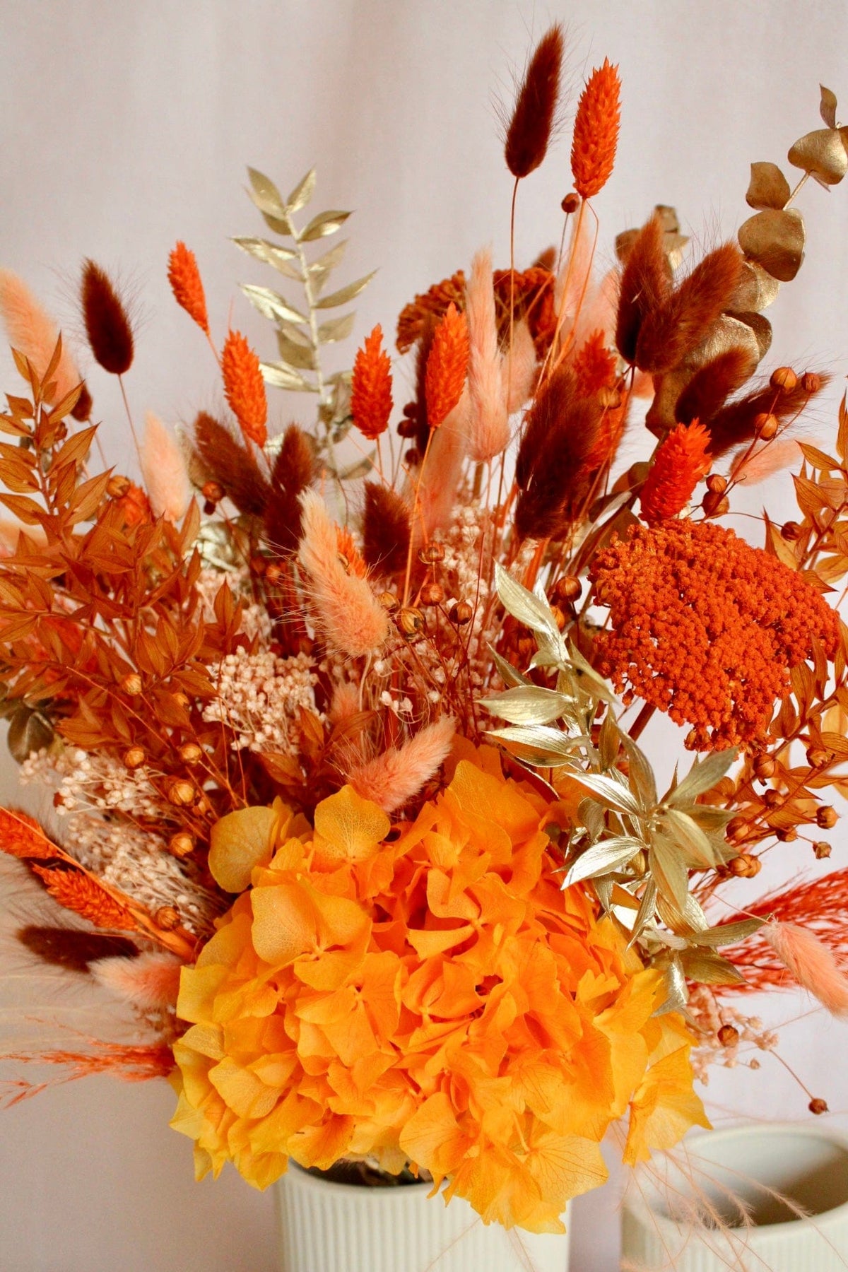 Vasenglück Trockenblumen Trockenblumenstrauss „Showgirl“ in Orange und Gold mit Hortensie