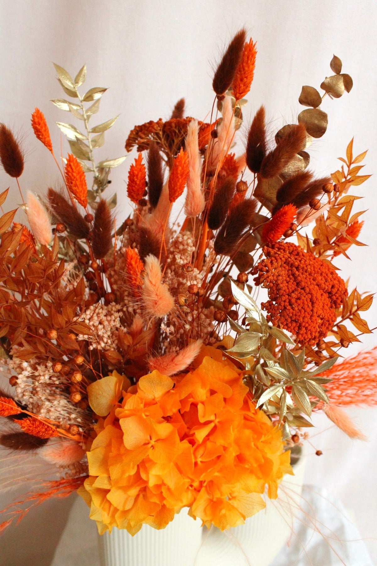 Vasenglück Trockenblumen Trockenblumenstrauss „Showgirl“ in Orange und Gold mit Hortensie