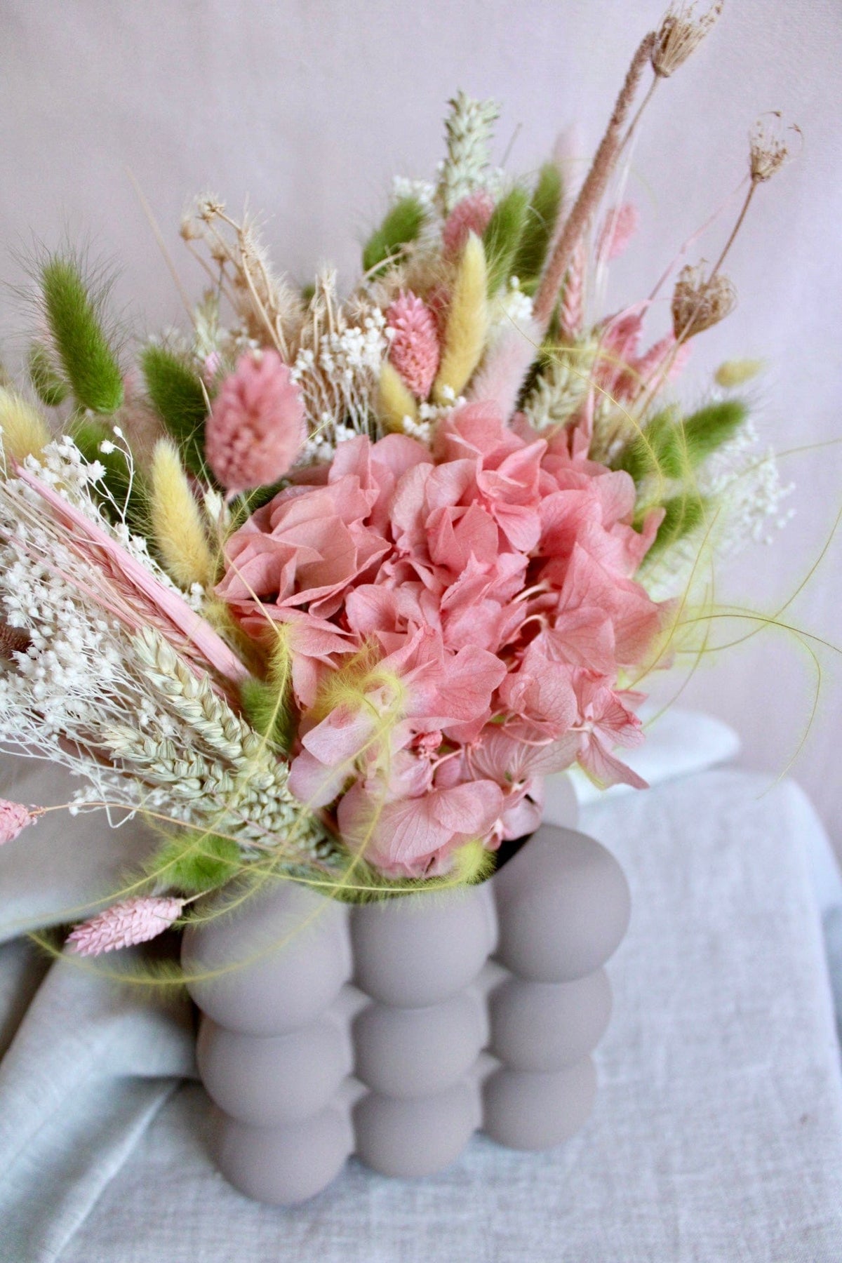 Vasenglück Trockenblumen Trockenblumenstrauss und Vase mit Hortensie in Rosa