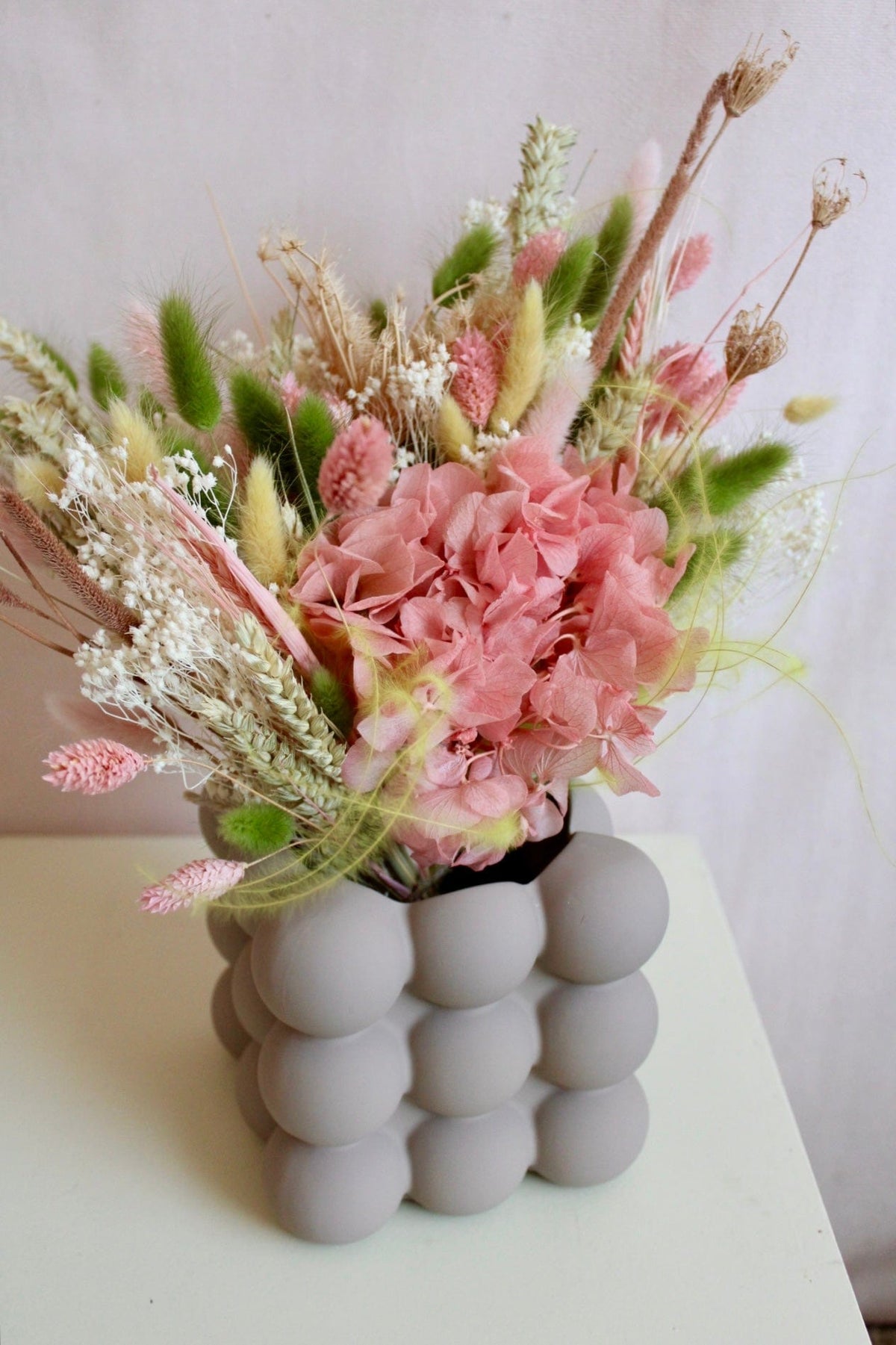 Vasenglück Trockenblumen Trockenblumenstrauss und Vase mit Hortensie in Rosa