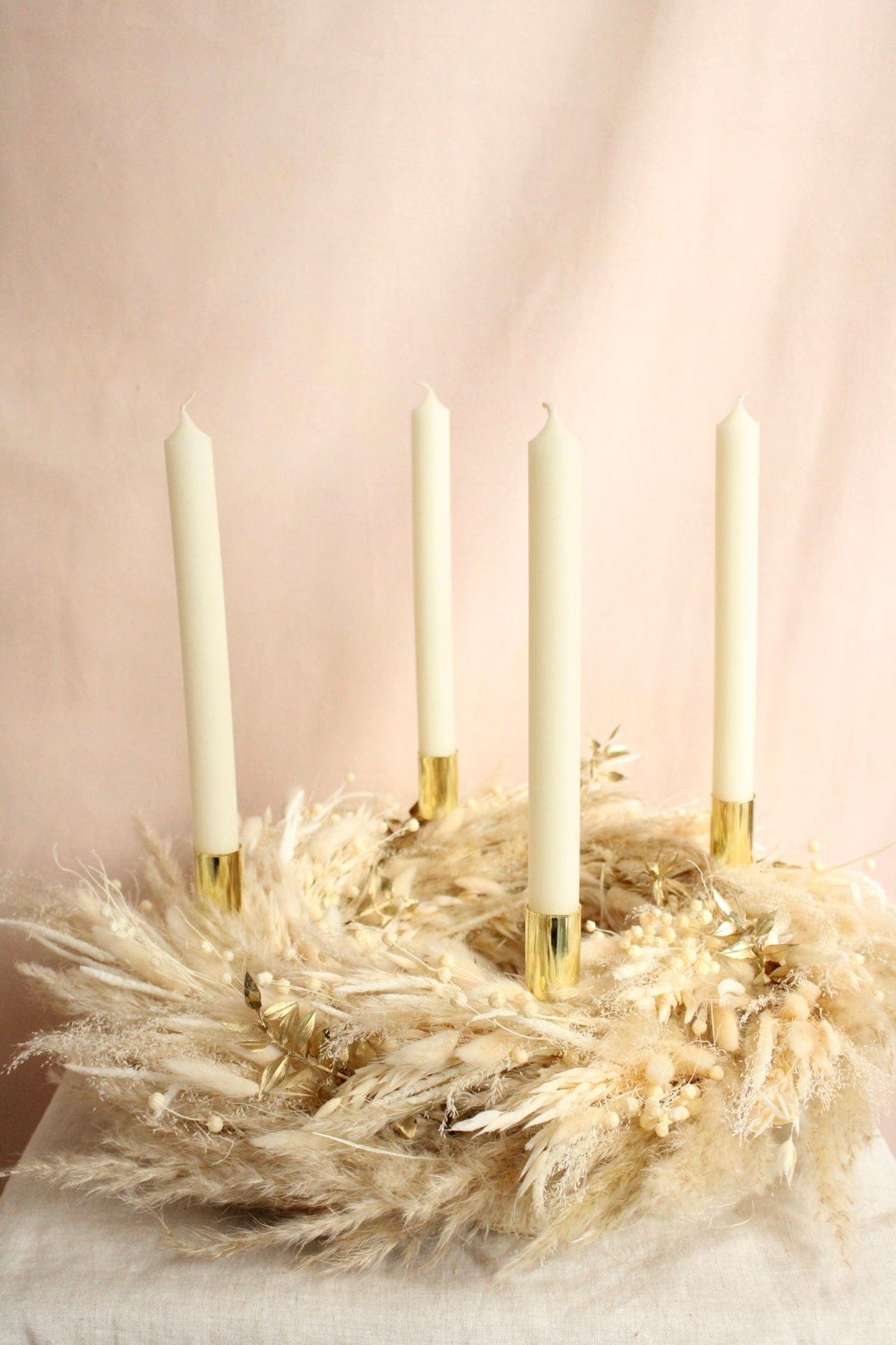 Vasenglück Trockenblumenkranz Mit 4x Kerzenhaltern + 4x Kerzen PRE-ORDER | Adventskranz Trockenblumen | Boho Pampasgras Gold